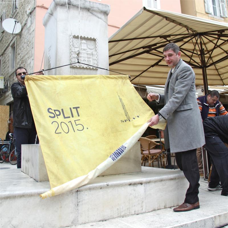 Zastavu su podignuli Marijan Ban i Goran Kovačević (Foto: Dario Njavro)