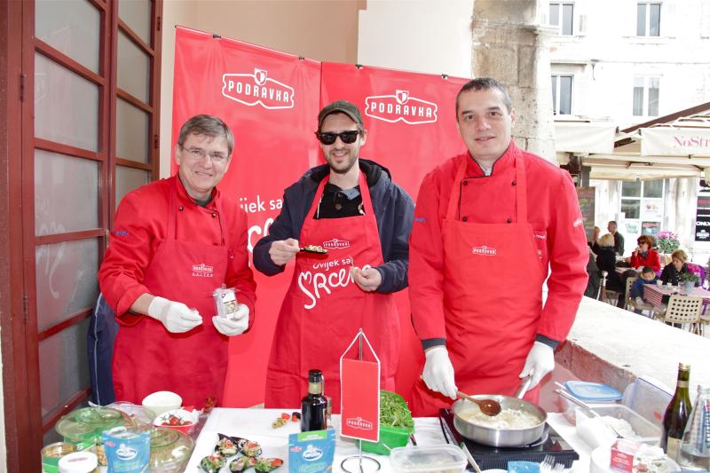 Dečki su pomogli u pripremi specijaliteta (Foto: Dario Njavro)